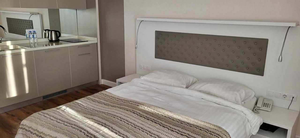 Black Sea Apartments Alliance Palace Batumi Esterno foto